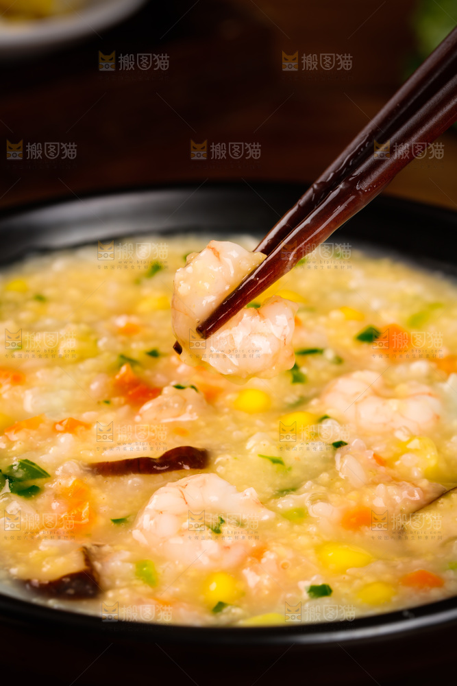 筷子上夹着虾仁