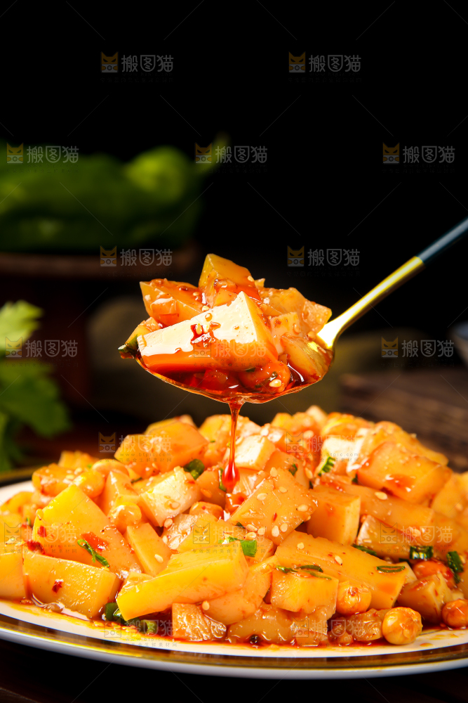 勺子上舀着米豆腐