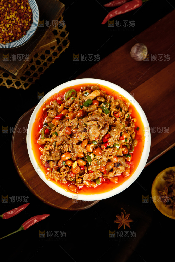 木板上摆放着凉拌牛肉卷