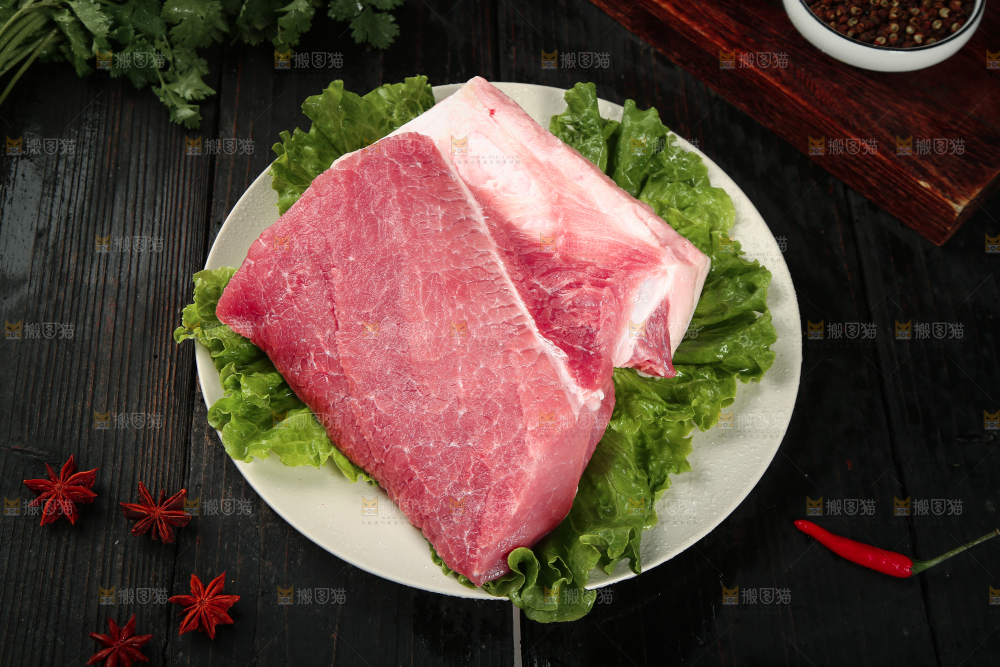 黑底上放着一盘猪肉