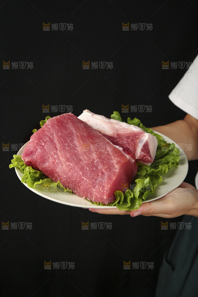 手里端着一盘猪瘦肉