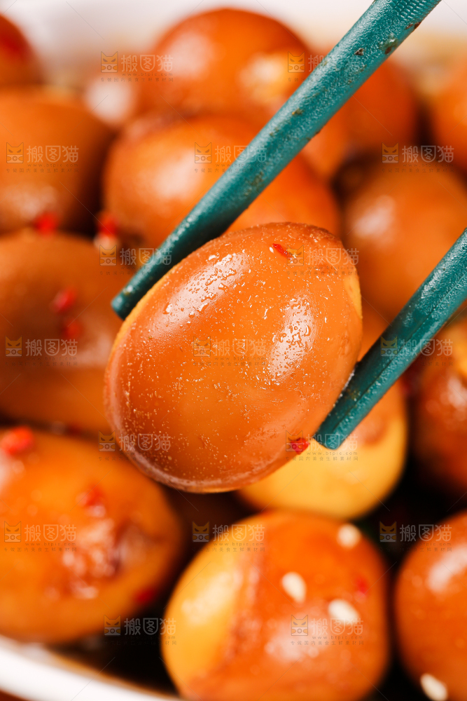 筷子上夹着卤蛋