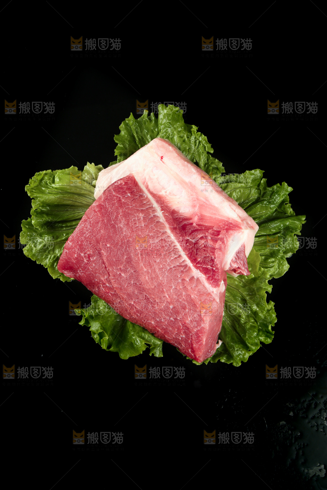 菜叶上放着一块瘦肉