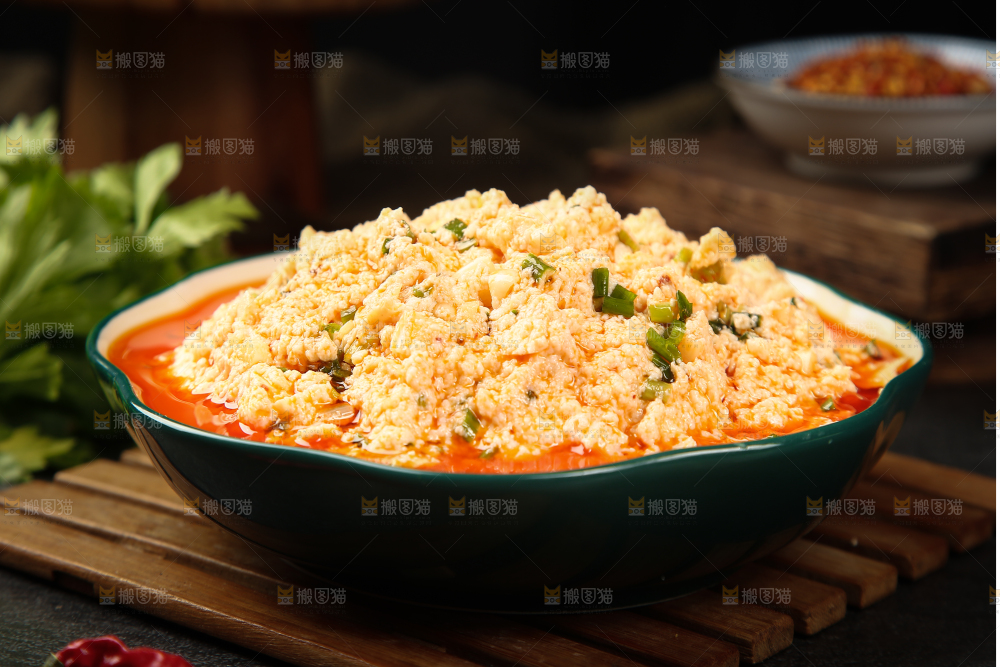 深底上放着一盘凉拌豆腐