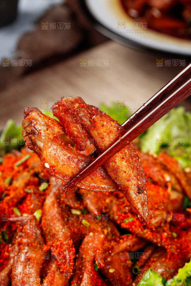 筷子上夹着香酥鸡翅尖