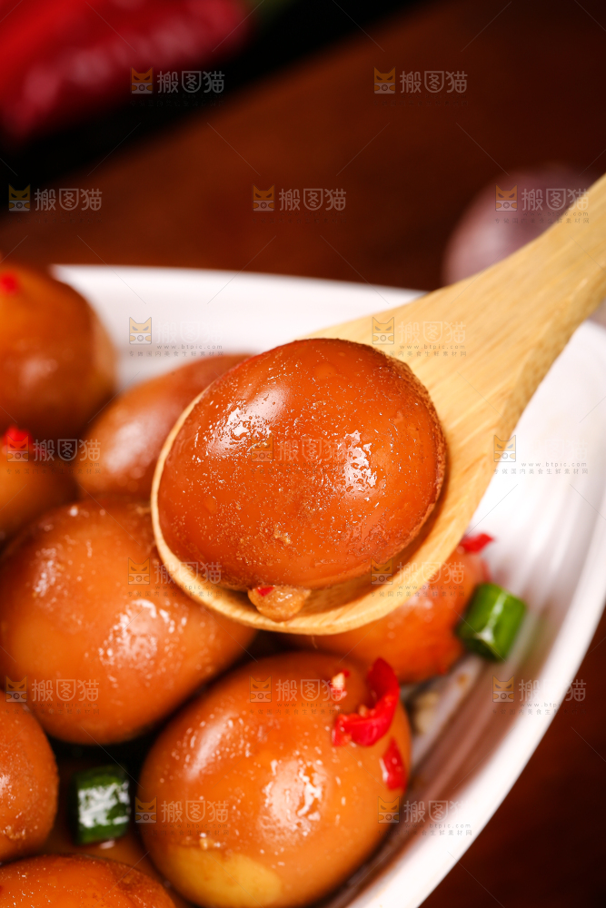 勺子上舀着卤鹌鹑蛋