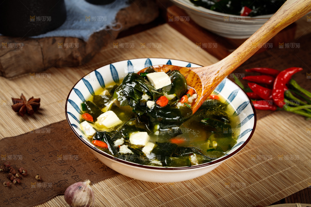 勺子上舀着裙带菜豆腐汤