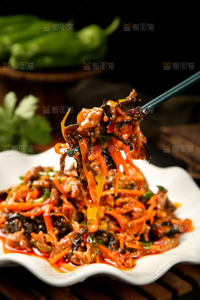 筷子上夹着鱼香肉丝