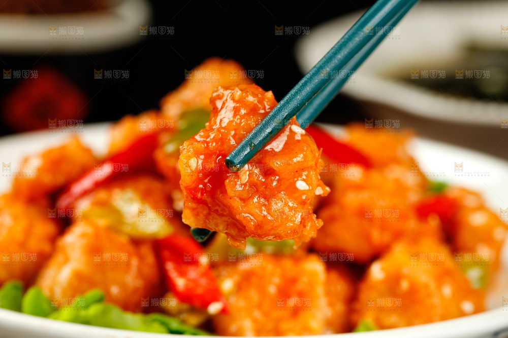 筷子上夹着糖醋咕咾肉