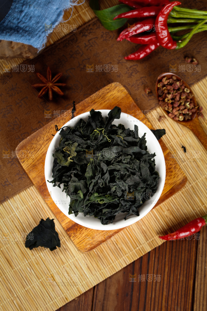 木板上摆放着一盘韩式裙带菜