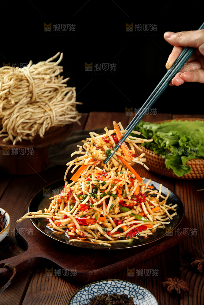 筷子上夹着凉拌鱼腥草