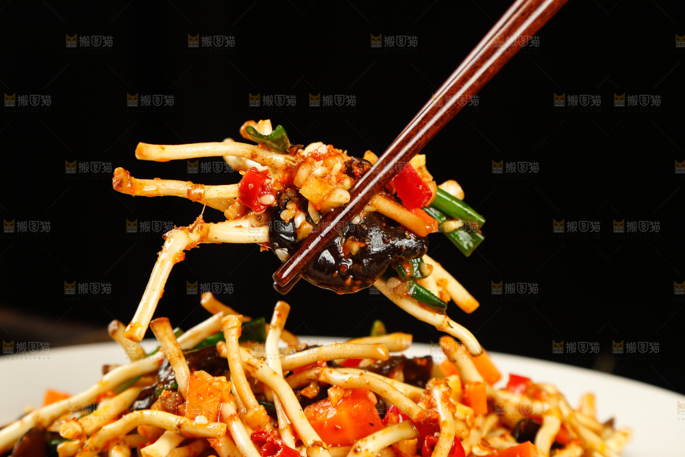 筷子上夹着凉拌鱼腥草