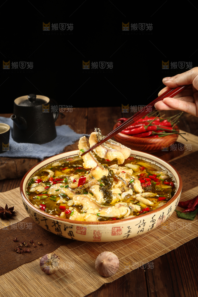 筷子上夹着酸菜鱼