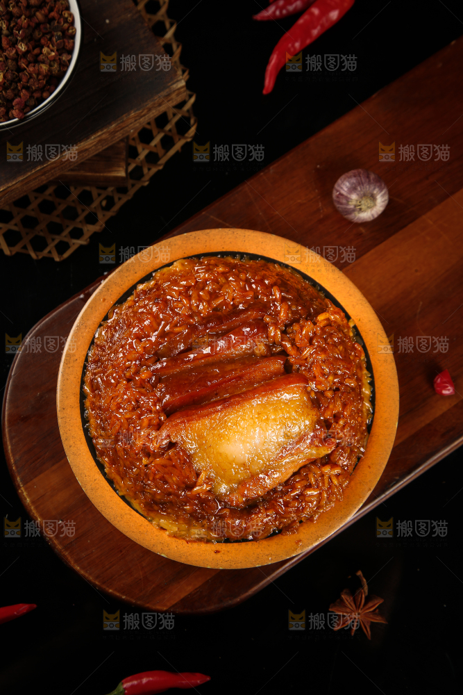 案板上摆放着一盘糯米蒸肉