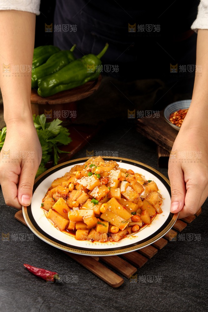 手里端着一盘香辣米豆腐