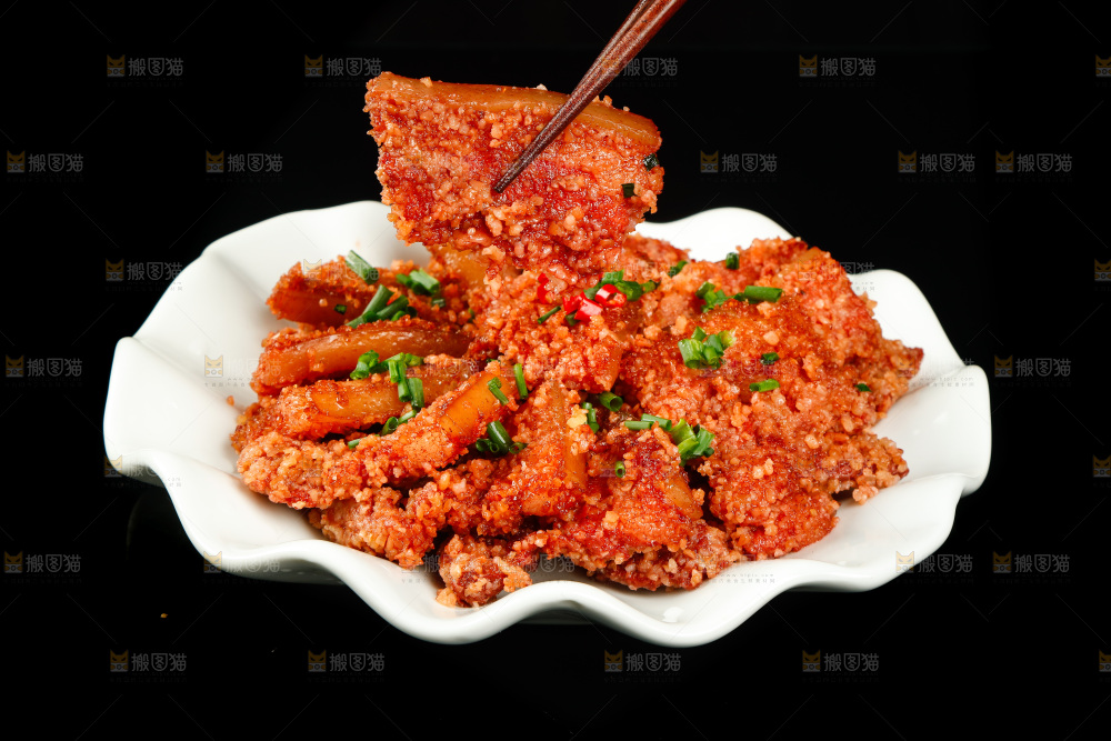 筷子上夹着蒸五花肉