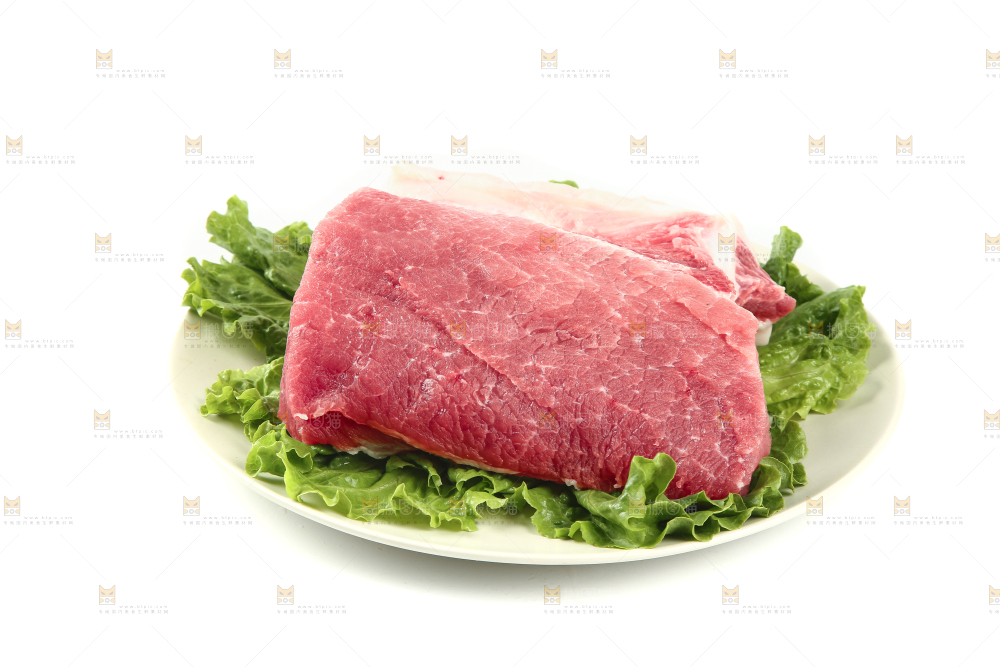 白底上摆放着一盘猪肉