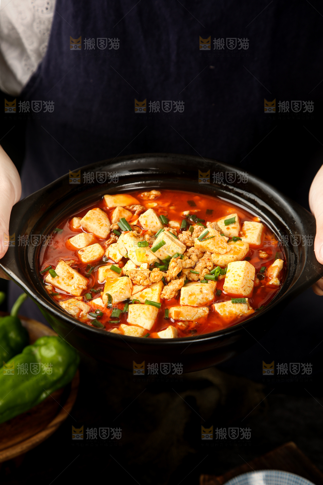 手里端着麻辣豆腐