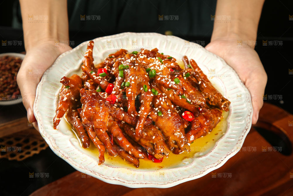 手里端着一盘红烧酱香鸡爪