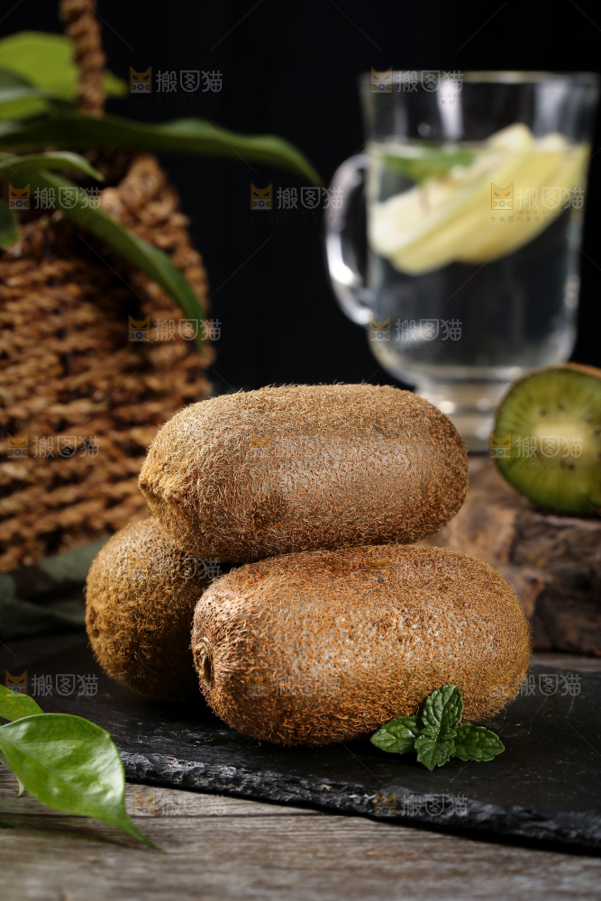 黑石板上的修文猕猴桃