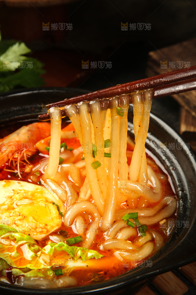 筷子上夹着土豆粉