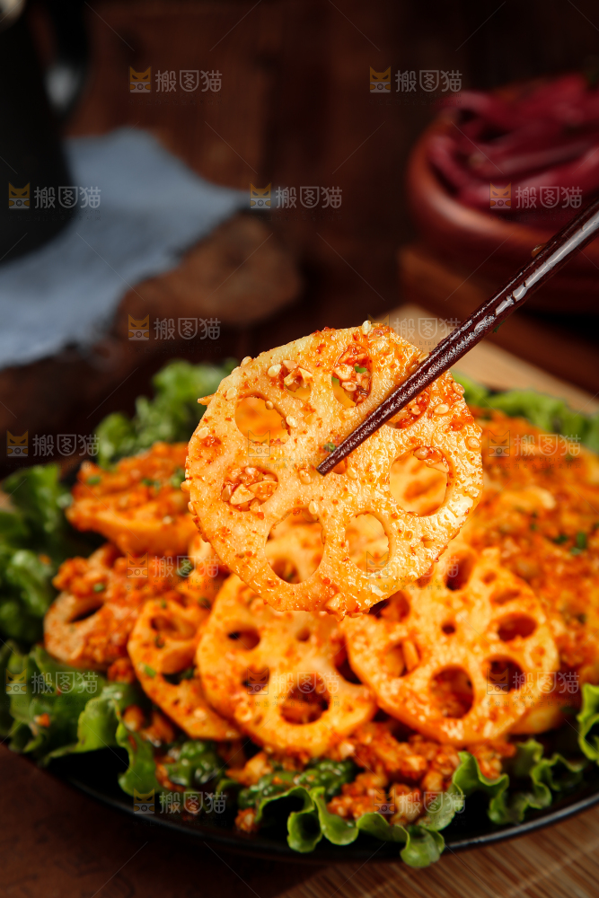 筷子上夹着凉拌藕