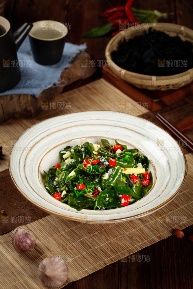 一盘酸辣凉拌裙带菜