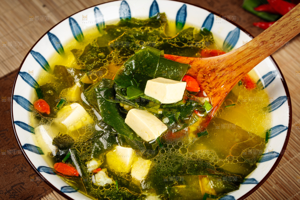勺子上舀着裙带菜豆腐汤
