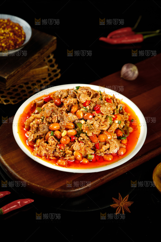 木板上摆放着凉拌牛肉卷