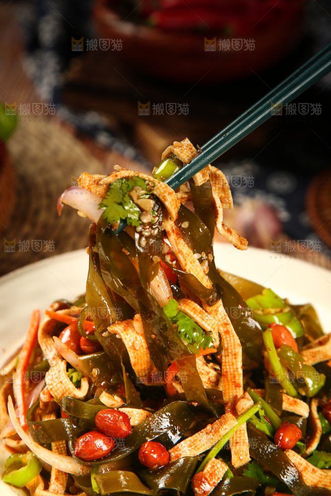 筷子上夹着海带丝拌豆皮