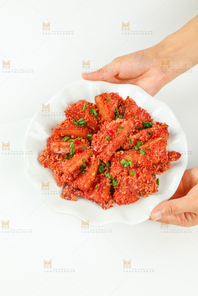手里端着一盘粉蒸肉