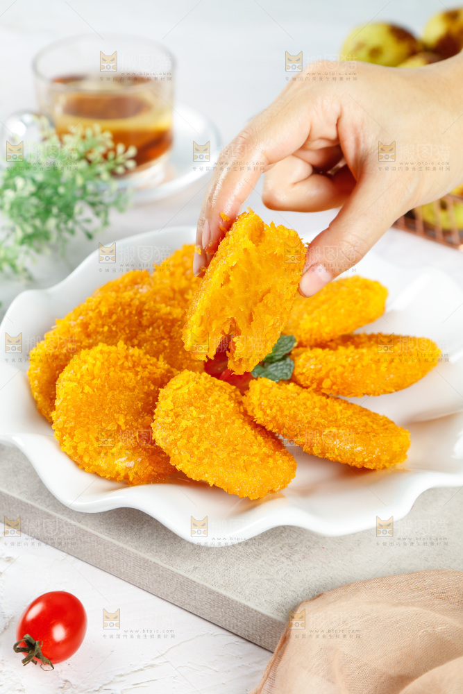 手里拿着南瓜饼
