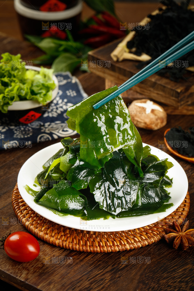 筷子上夹着泡过的裙带菜