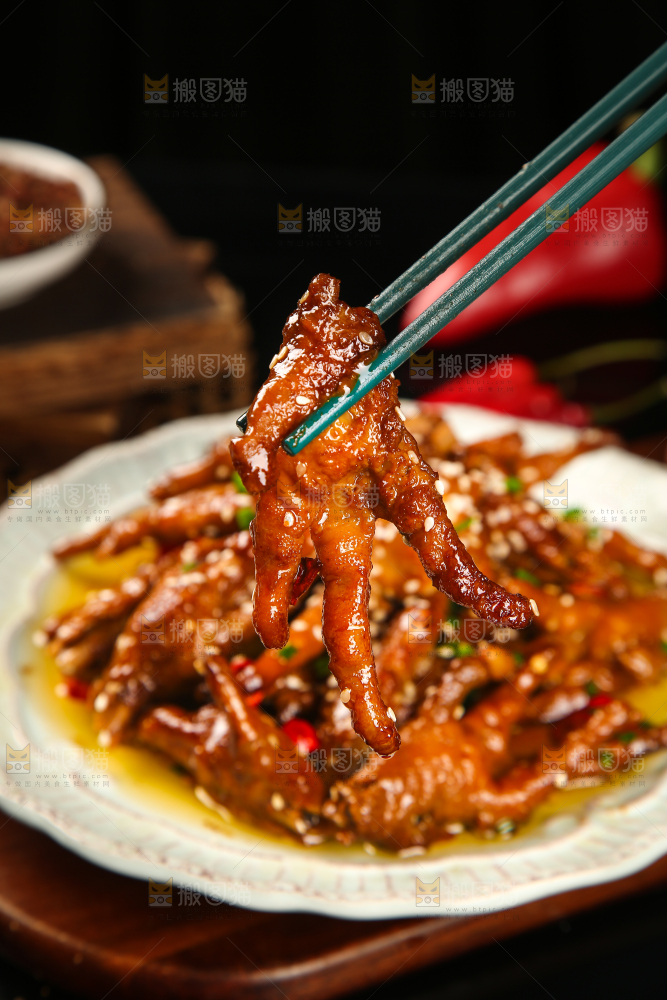 筷子上夹着鸡爪