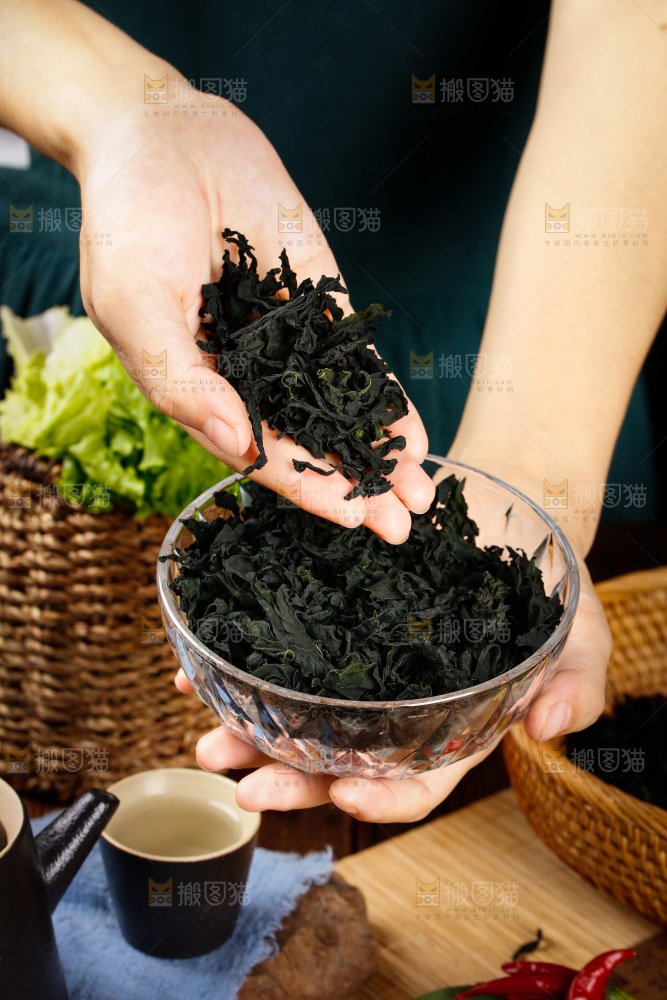 手里端着一碗无梗裙带菜