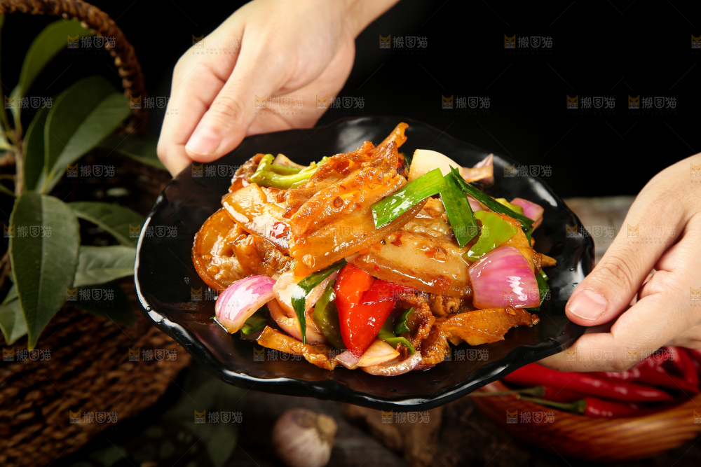 手里端着一盘川香回锅肉