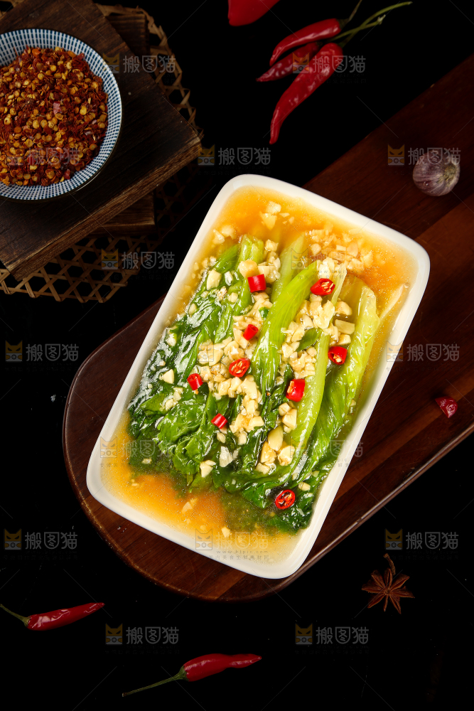 木板上放着一盘凉拌生菜