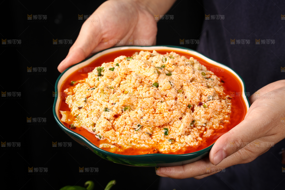 手里端着一盘凉拌豆腐