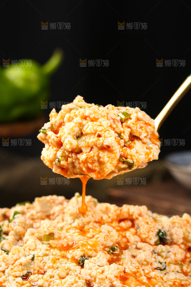 勺子上舀着香辣豆腐