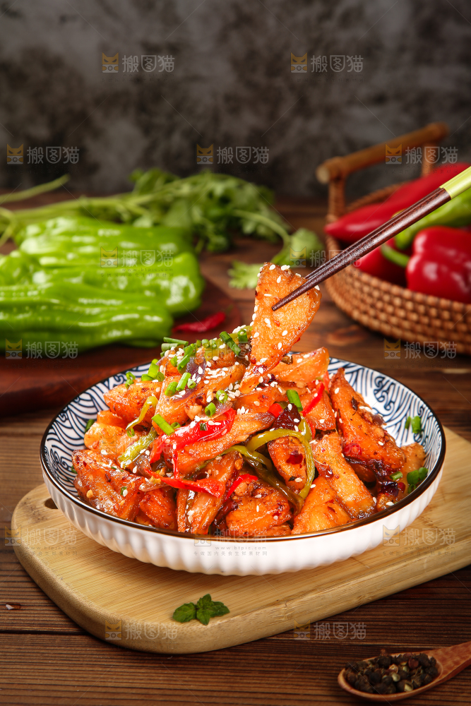 筷子上夹着红烧米豆腐
