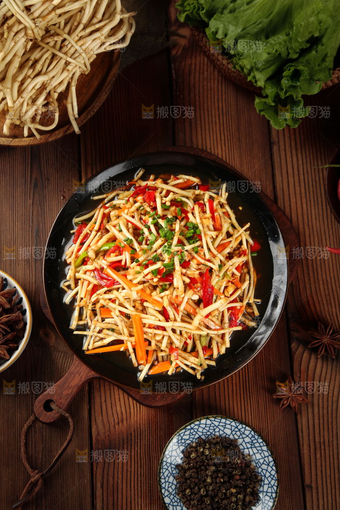 木板上一盘凉拌折耳根