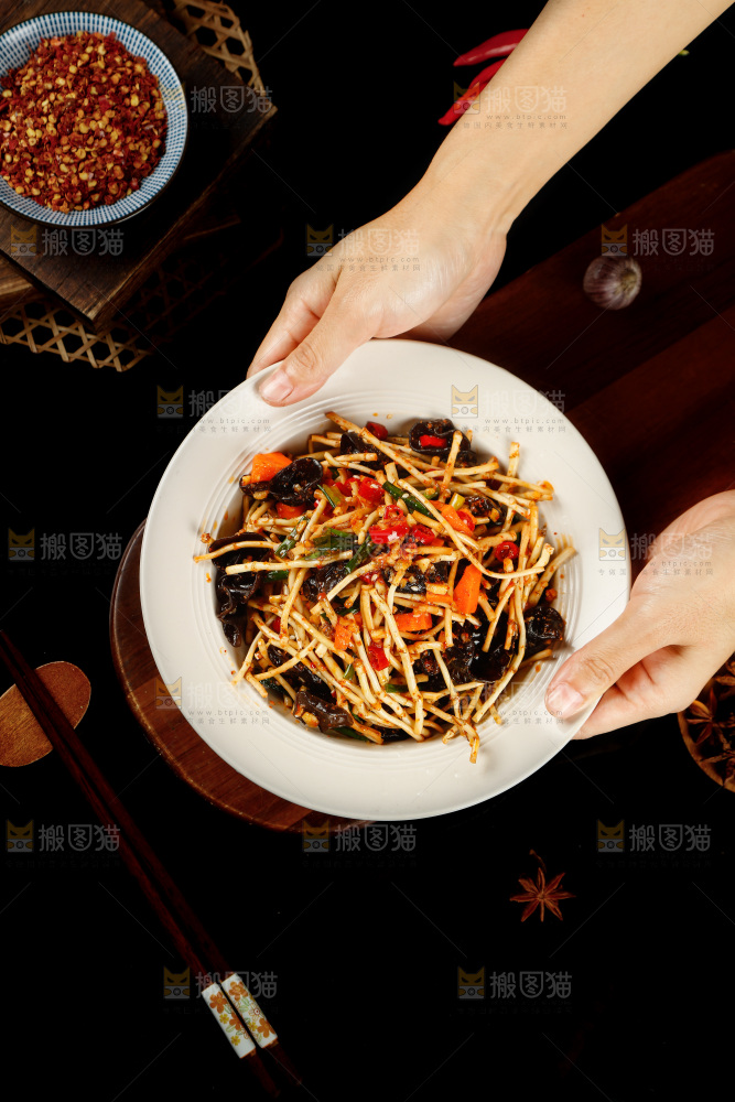 手里端着一盘折耳根拌黑木耳