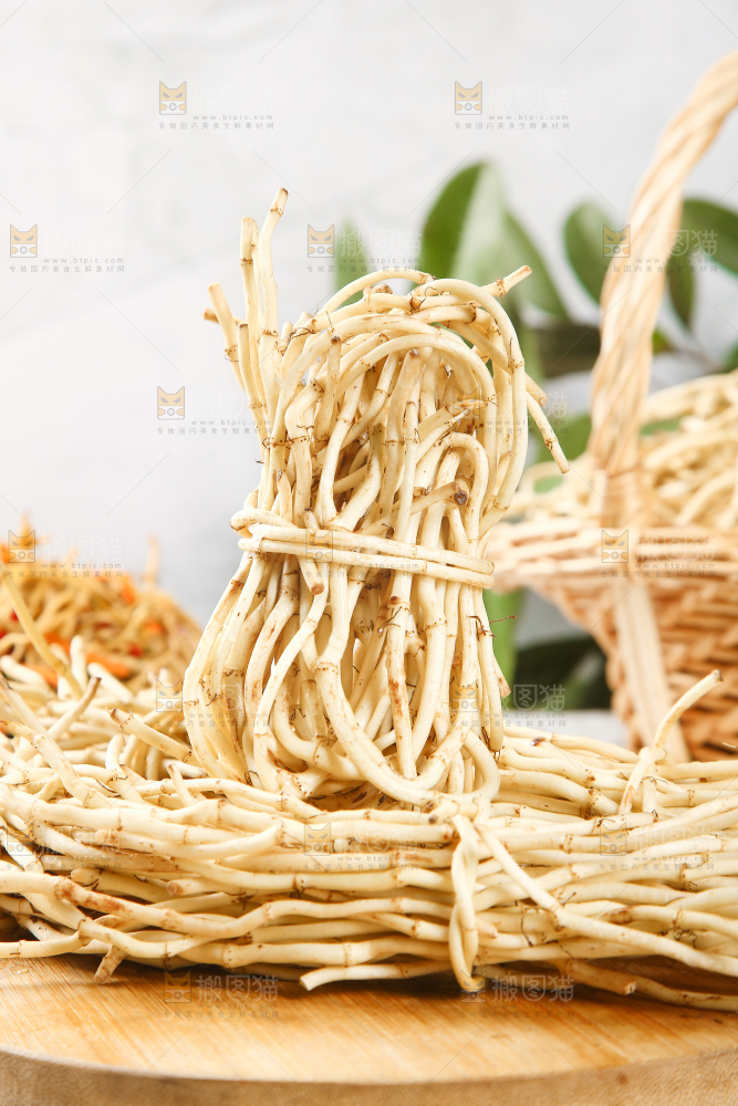 木板上放着一堆鲜嫩鱼腥草