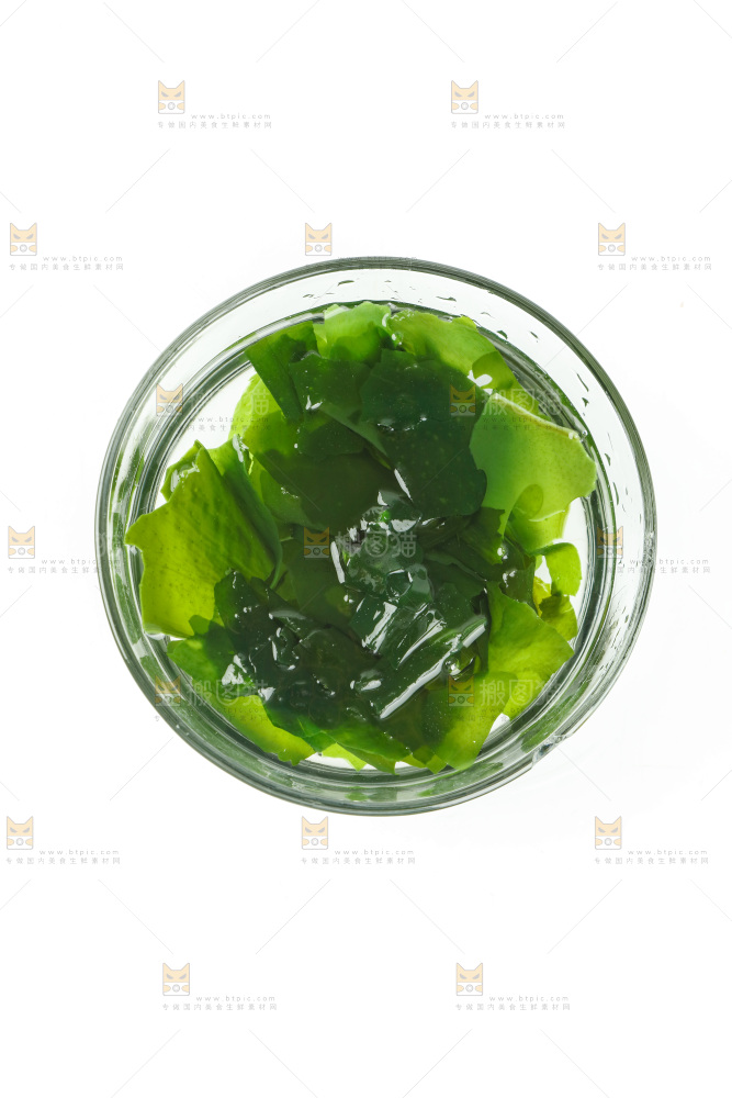碗里泡着裙带菜