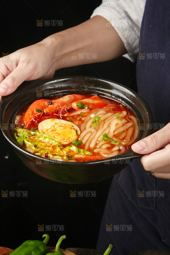 手里 端着酸辣土豆粉