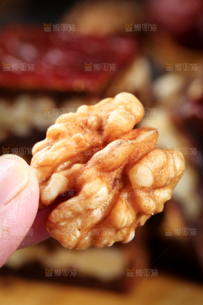 手里拿着核桃仁