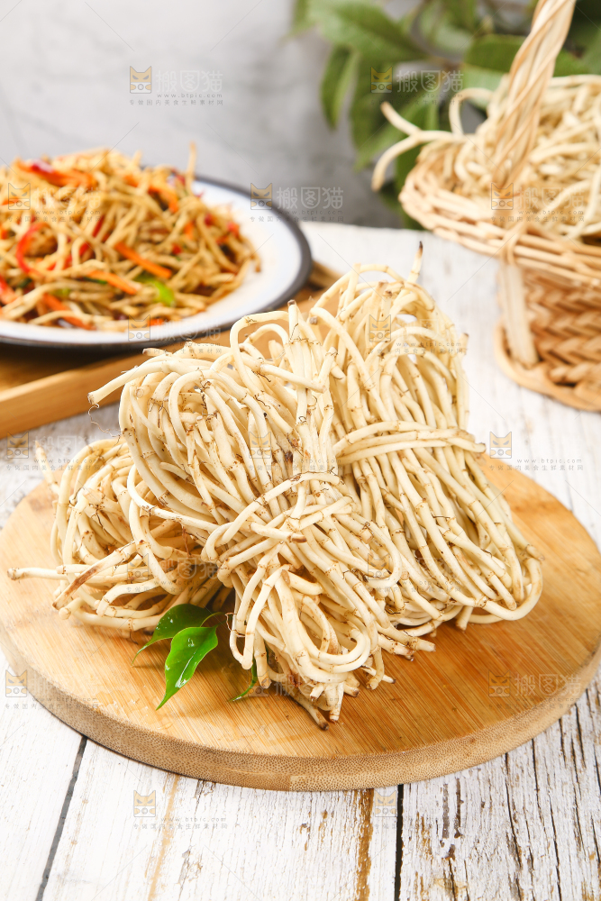 木板上放着一堆鲜嫩鱼腥草