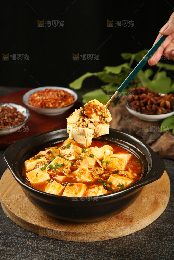 勺子上舀着肉沫烧豆腐