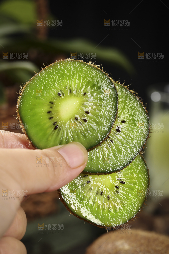 手里拿着切块的绿心猕猴桃
