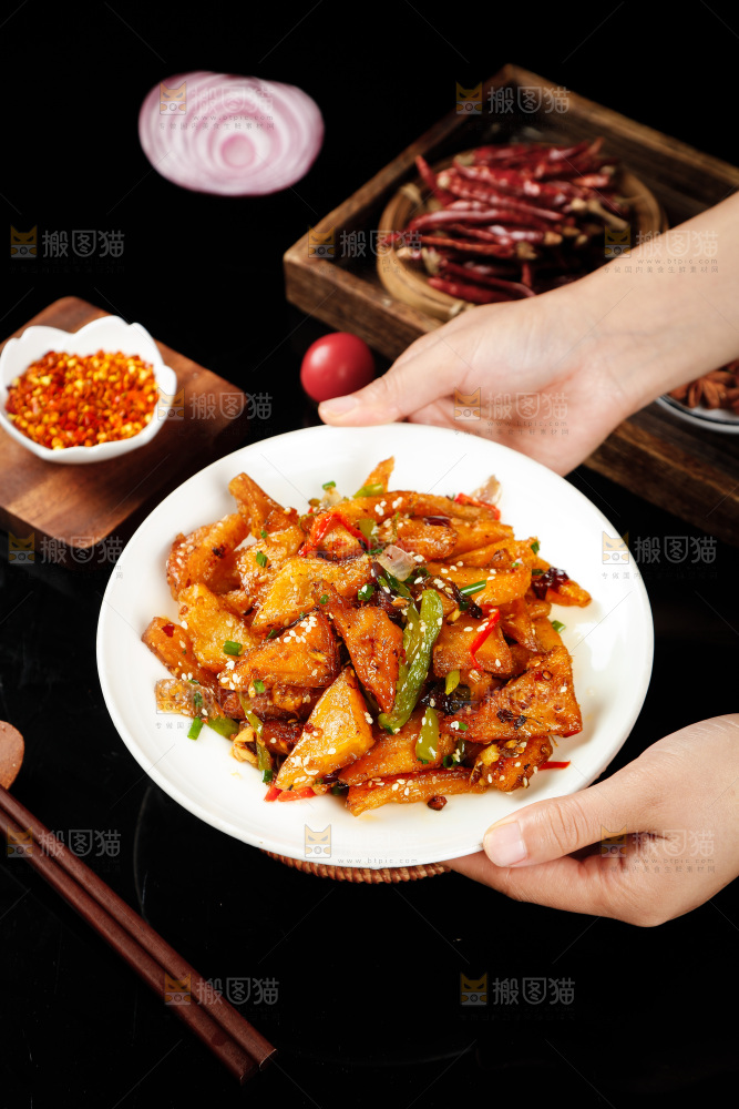 手里端着一盘红烧米豆腐